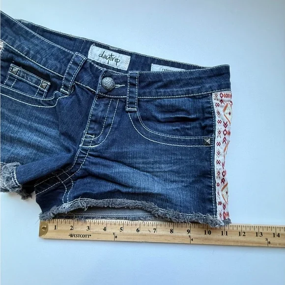 Daytrip Womens Denim Shorts Size 27 Dark Wash Embroidered Distressed Western - Picture 10 of 12